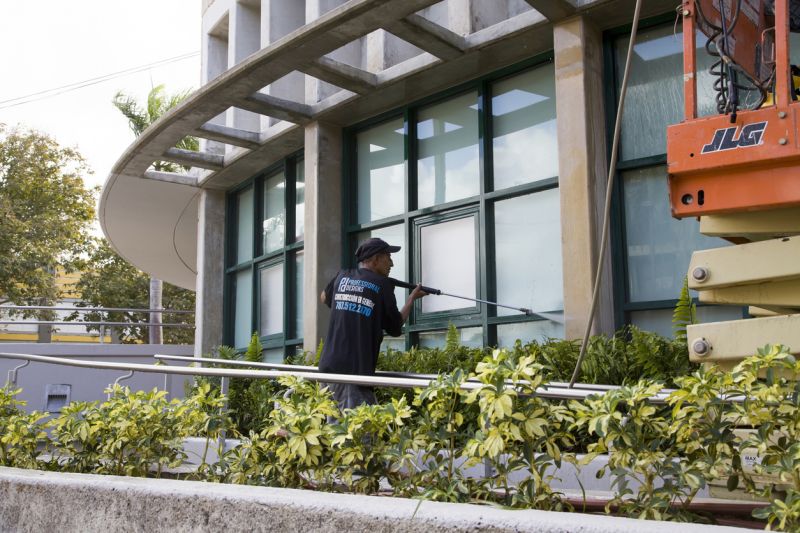 Commercial Building Power Wash